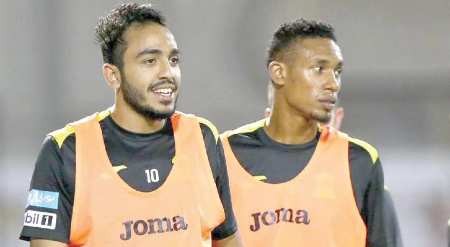 كهربا إلى جانب زميله النخلي في إحدى تدريبات الاتحاد («الشرق الأوسط»)