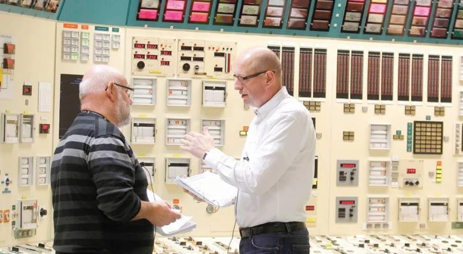 موظفان في شركة الكهرباء الفرنسية {أي دي أف}  (رويترز)