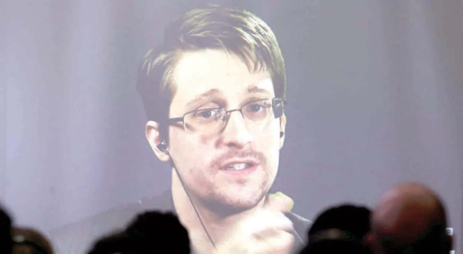 إدوارد سنودن يتكلم من خلال دائرة تلفزيونية مغلقة مع طلاب القانون في جامعة بوينس أيرس (رويترز)