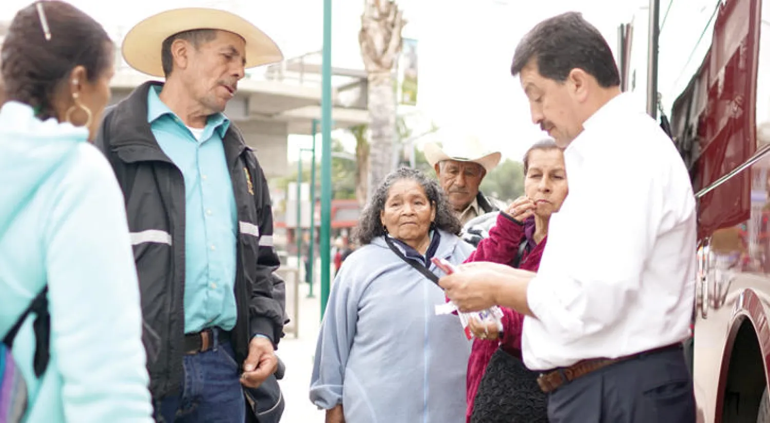 مواطنون مكسيكيون يستعدون لركوب حافلة إلى لوس أنجليس بعد أن عبروا الحدود المكسيكية - الأميركية أمس (أ.ف.ب)