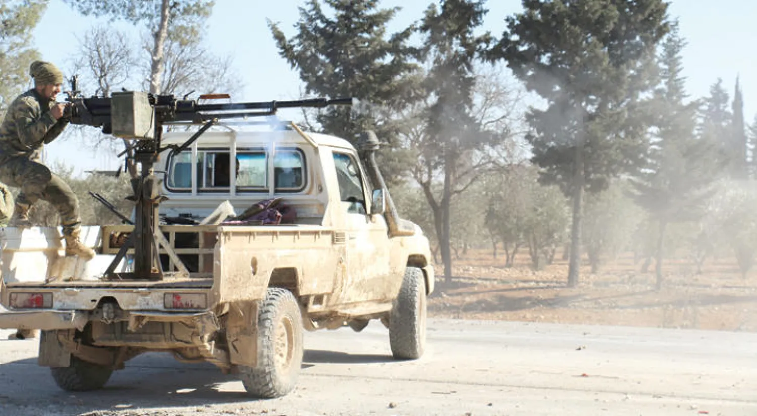 عناصر من الجيش الحر أثناء مواجهة في مدينة الباب (غيتي)