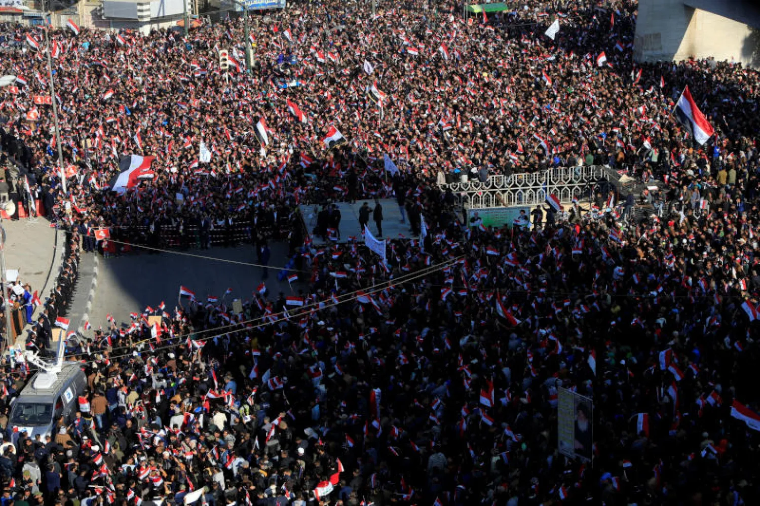أنصار مقتدى الصدر يحتشدون بالعاصمة العراقية بغداد في مظاهرات للمطالبة باصلاح لجنة الإشراف على الانتخابات قبيل انتخابات مجالس المحافظات المقررة في سبتمبر المقبل (رويترز)