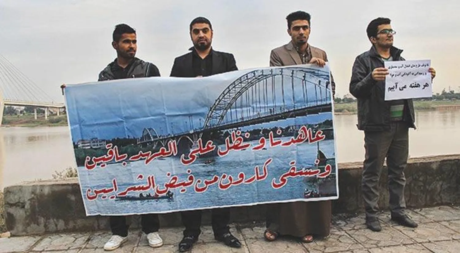 ناشطون في الأحواز یرفعون لافتات تندد بمشروعات نقل المیاه إلى عمق الأراضي الإيرانية