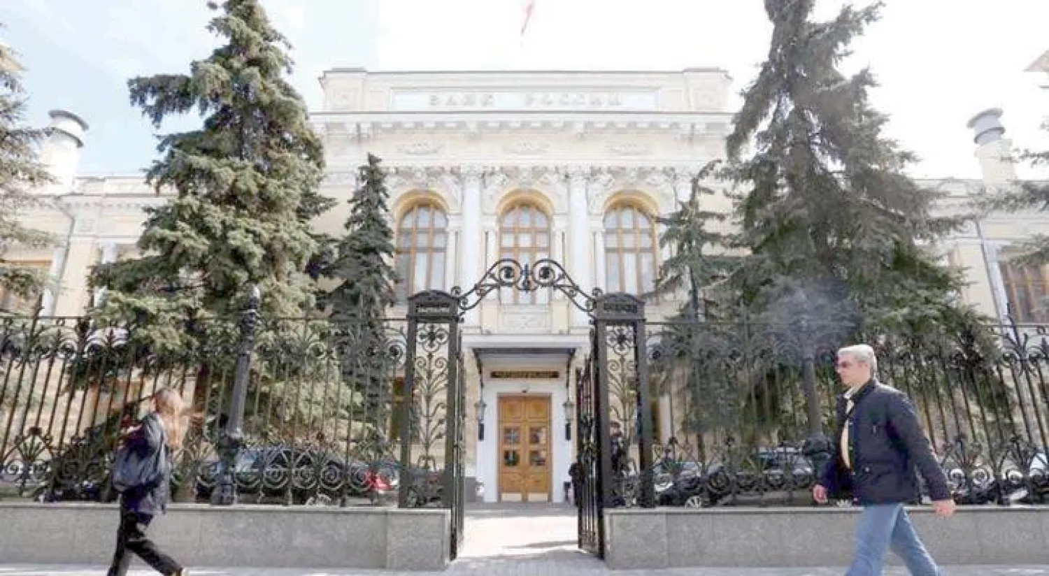 البنك المركزي الروسي يدرس سلسلة إجراءات للحد من استغلال الصلاحيات (رويترز)