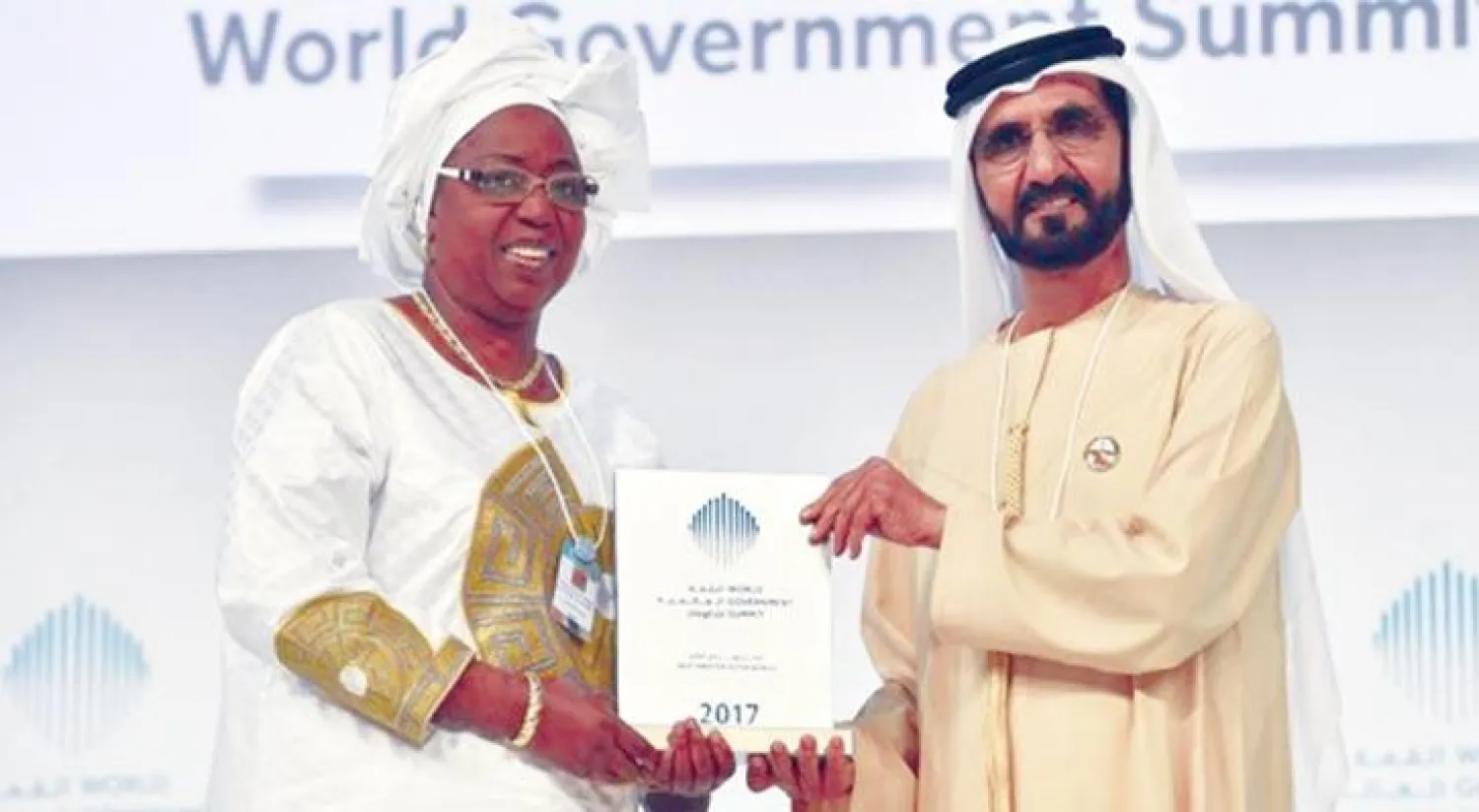 الشيخ محمد بن راشد يكرم الوزيرة السنغالية أوا ماري كول سيك في «القمة العالمية للحكومات» أمس (وام)