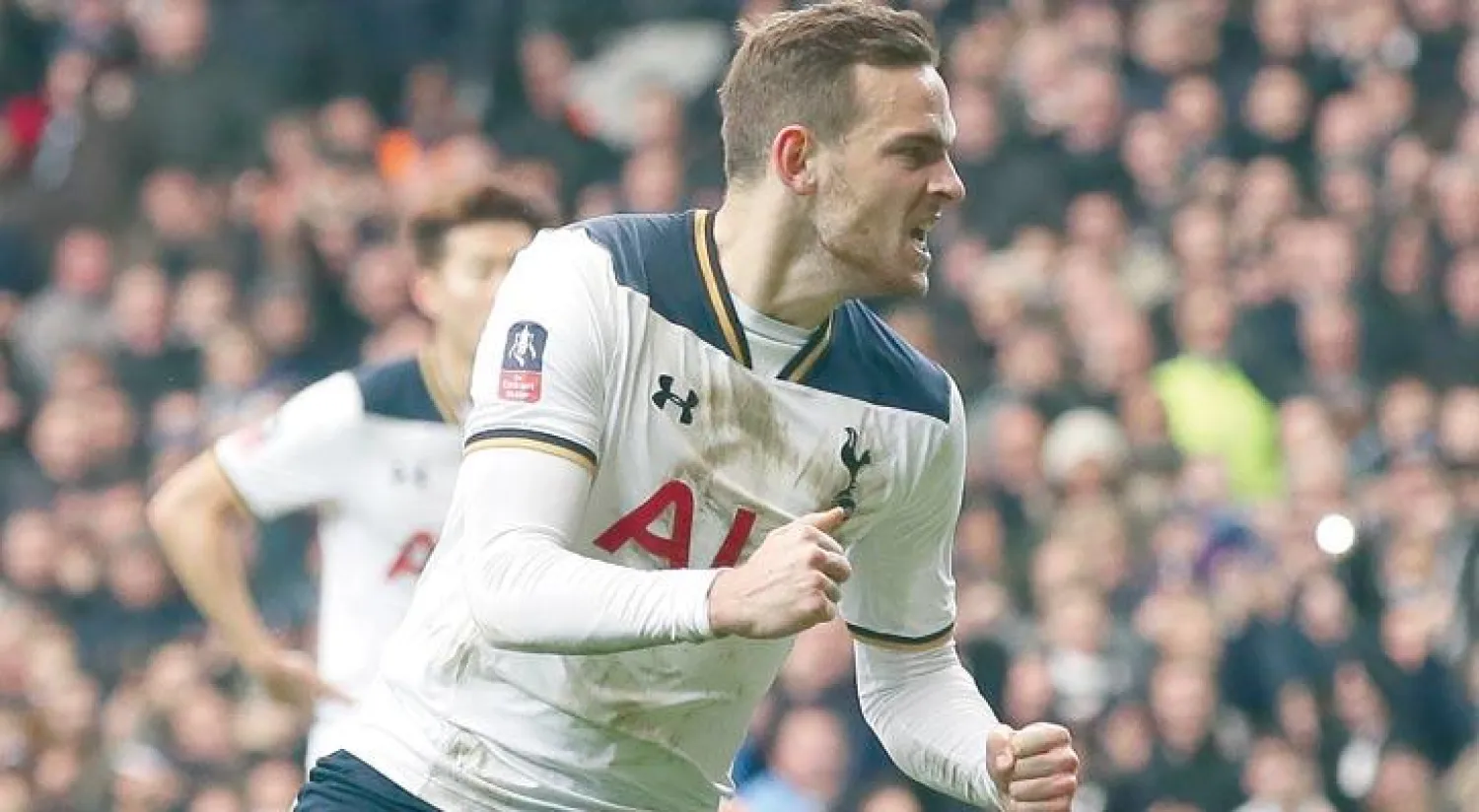 المهاجم الهولندي فينسنت يانسن عليه أن يقاتل للبقاء مع توتنهام (أ.ب)