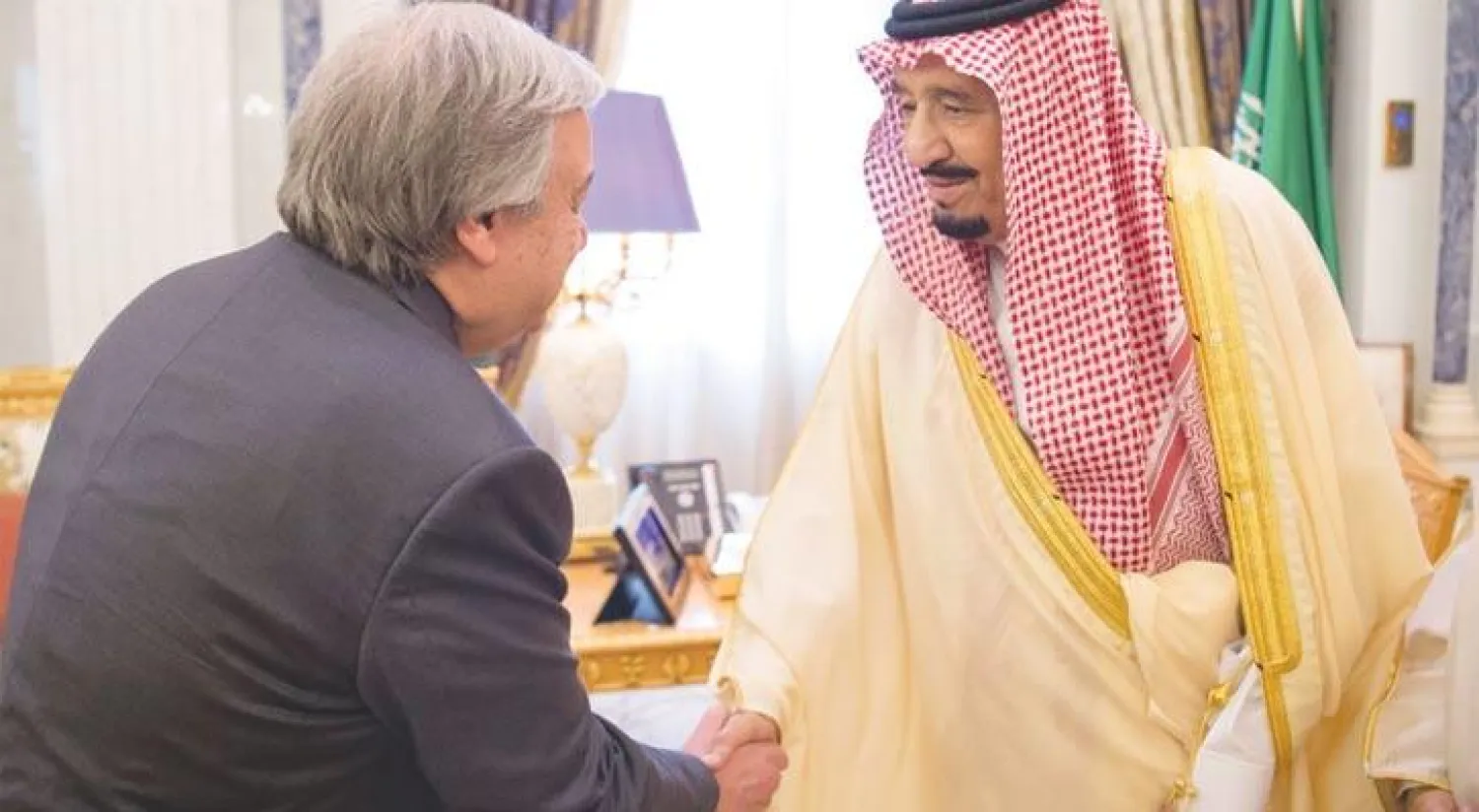 خادم الحرمين الشريفين لدى استقباله الأمين العام للامم المتحدة انطونيو غوتيريس أمس (واس)