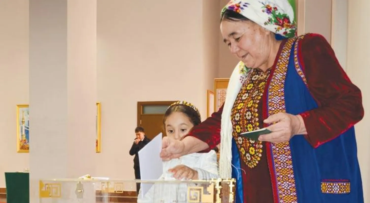 مواطنة تدلي بصوتها في عشق آباد أمس (أ.ب)