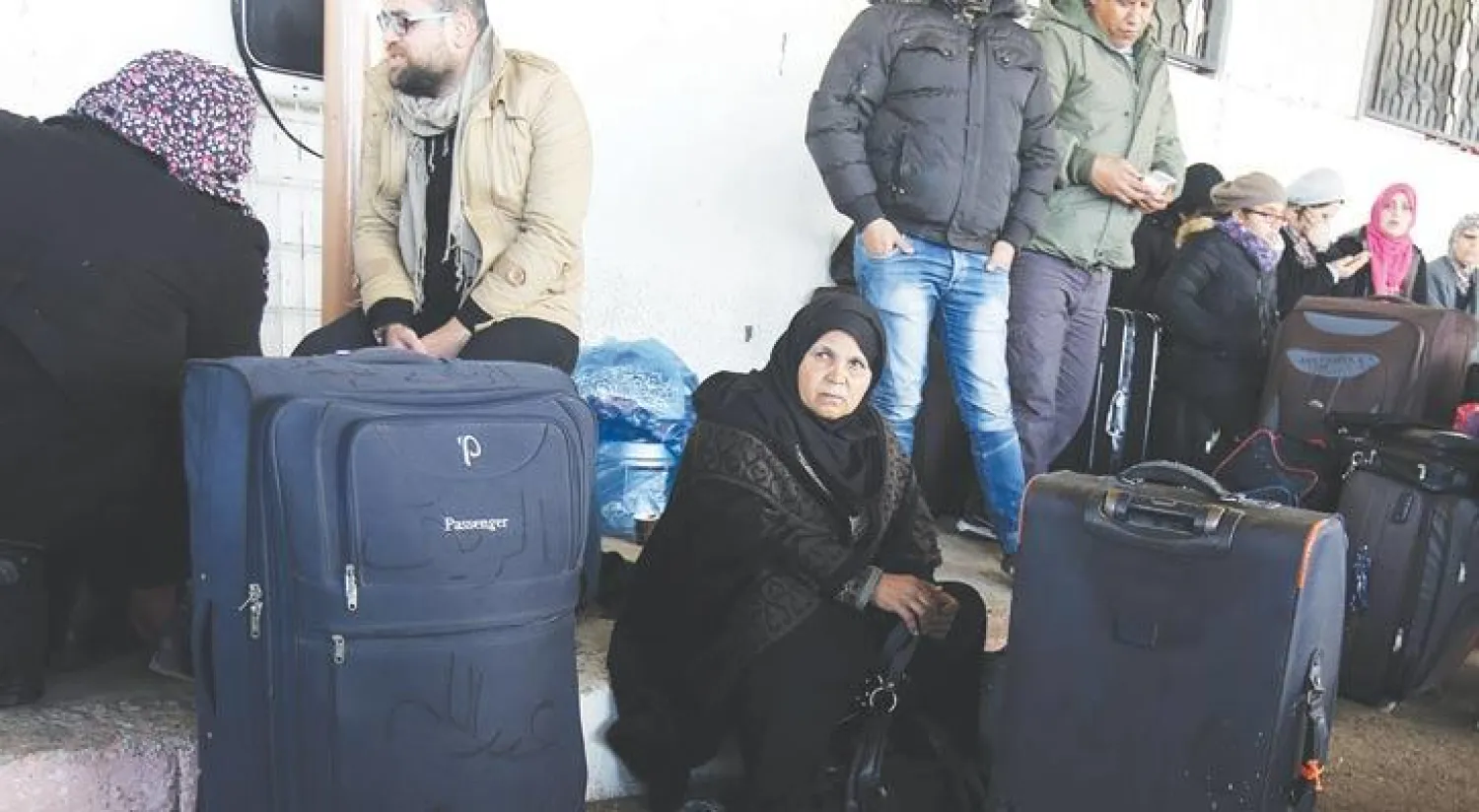 فلسطينيون في انتظار العبور من معبر رفح إلى مصر أمس (إ.ب.أ)