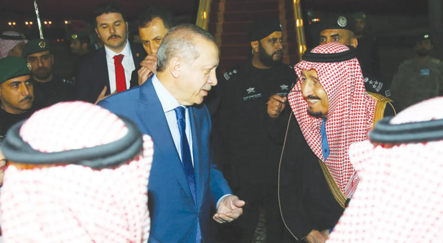 خادم الحرمين الشريفين الملك سلمان بن عبد العزيز لدى استقباله الرئيس التركي رجب طيب إردوغان في الرياض أمس (رويترز)