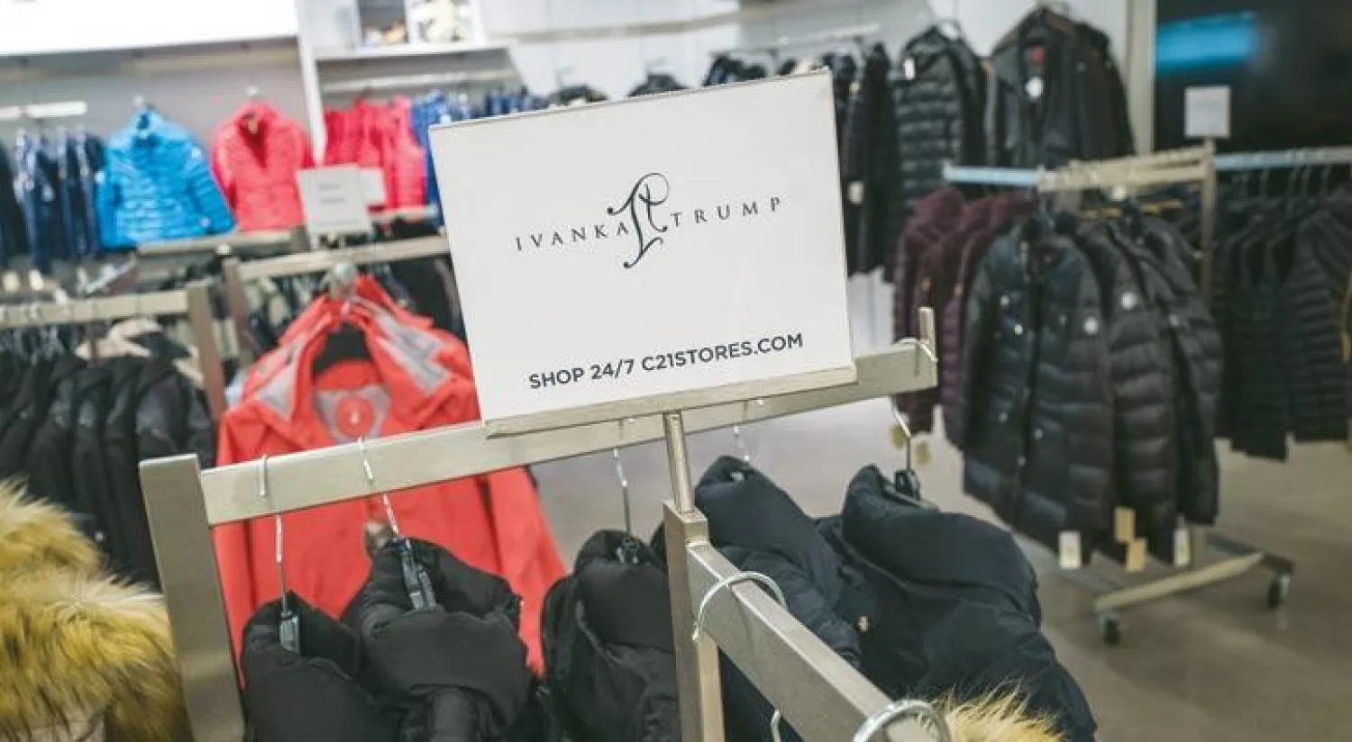 تخفيضات على منتجات إيفانكا ترمب في أحد متاجر نيويورك (غيتي)