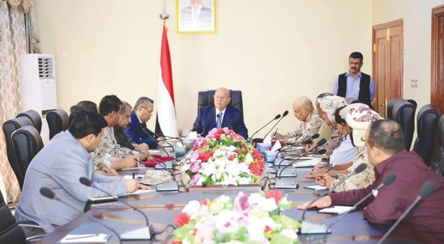 الرئيس اليمني لدى عقده اجتماعًا أمنيًا وعسكريًا طارئًا في عدن أمس (سبأ)