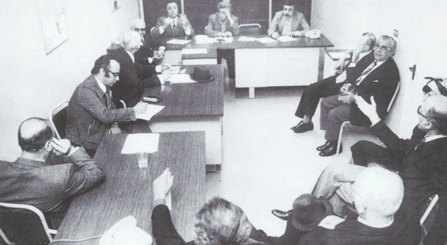 لقاء بدعوة من الصفحة الثقافية في «النهار» في قاعة الصفحة، الحمراء. والمشاركون هم: في الواجهة عصام محفوظ، فؤاد رفقة، جورج غانم، وإلى اليسار: عبد الله لحود، فؤاد كنعان، نزيه خاطر، أحمد مكي ومن اليسار: يوسف الخال، خليل رامز سركيس، شوقي أبي شقرا، علي شلق، جورج شحادة