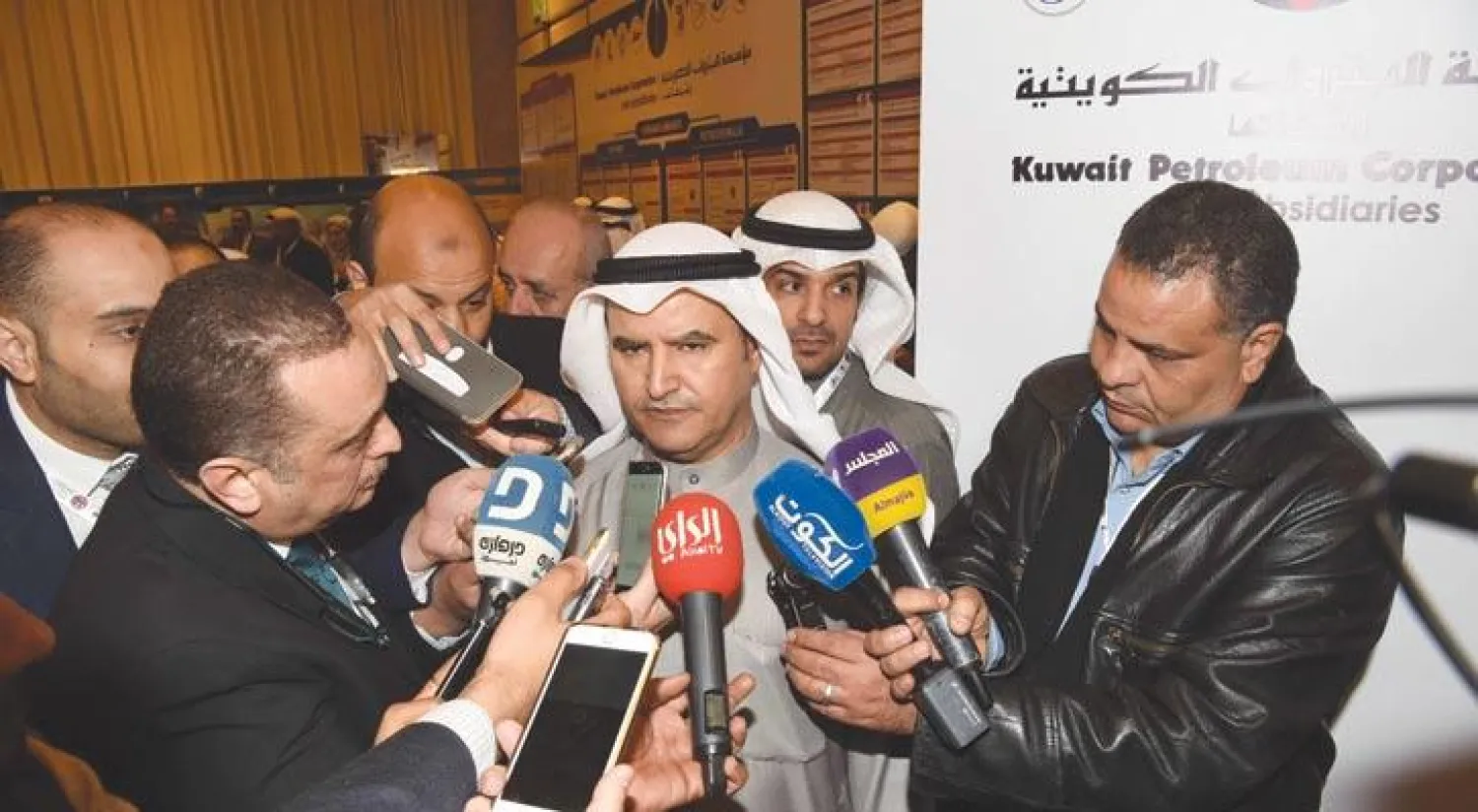 وزير النفط الكويتي عصام المرزوق يجيب على أسئلة الصحافيين أمس (كونا)