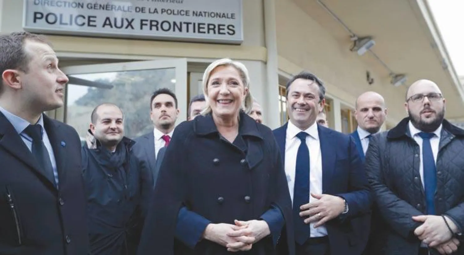 مارين لوبان بعد زيارة لشرطة الحدود في مدينة مونتون الفرنسية أمس (رويترز)