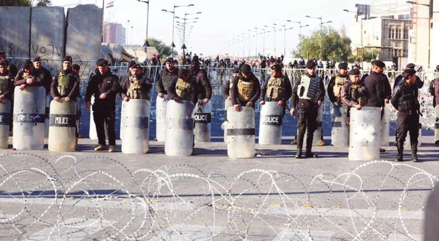 عناصر من قوات الأمن ومكافحة الشغب العراقية في حالة تأهب لمواجهة المتظاهرين في ساحة التحرير ببغداد أمس (إ ب أ)