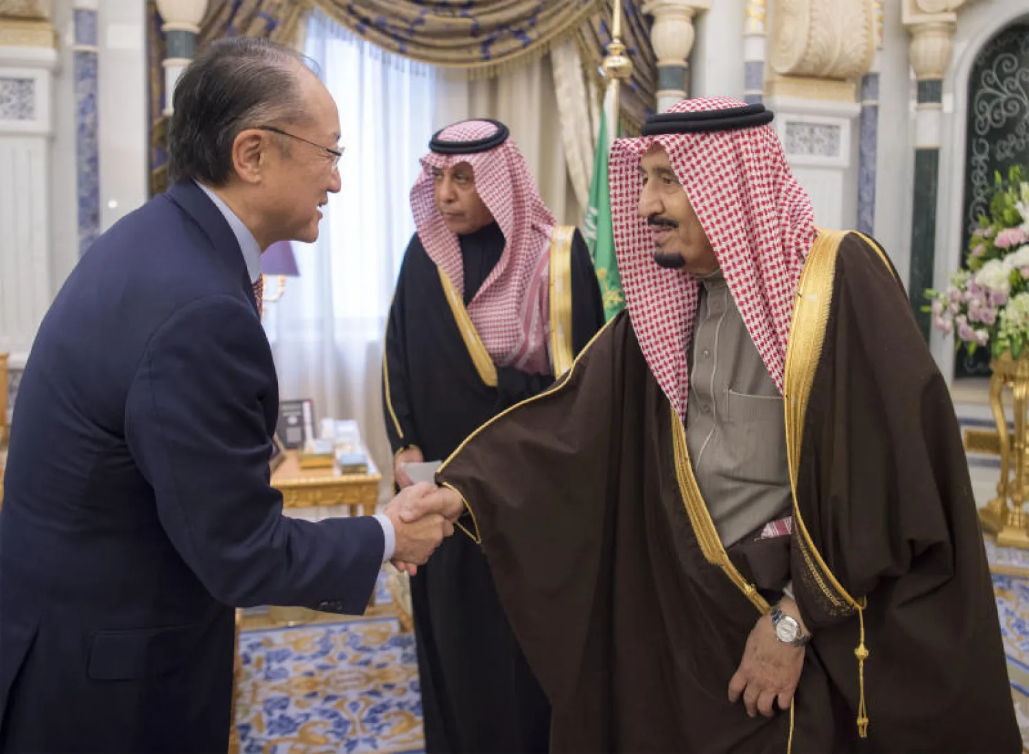 خادم الحرمين الشريفين خلال استقباله رئيس مجموعة البنك الدولي (تصوير: بندر الجعلود)