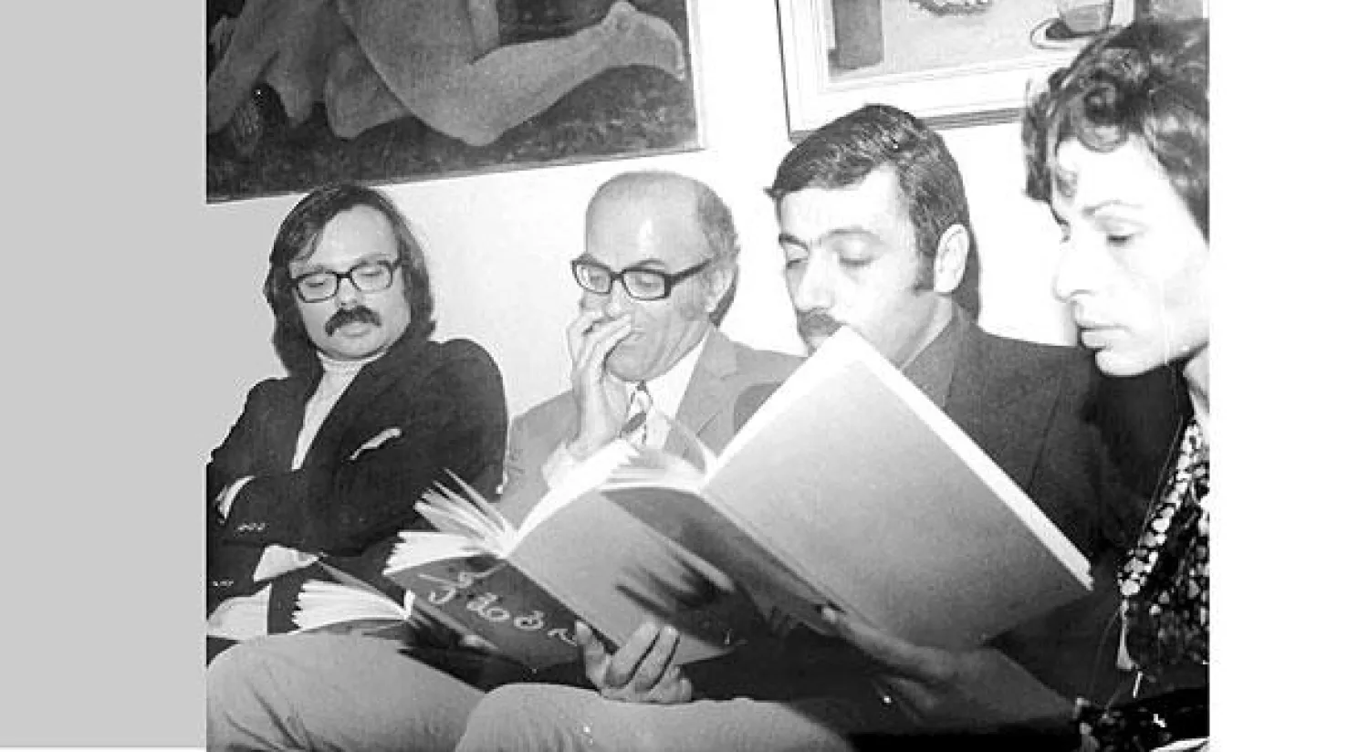 من اليمين: رضا خوري وعصام محفوظ وشوقي أبي شقرا وأنسي الحاج في «دار الفن والأدب» بمناسبة صدور «سنجاب يقع من البرج» لأبي شقرا