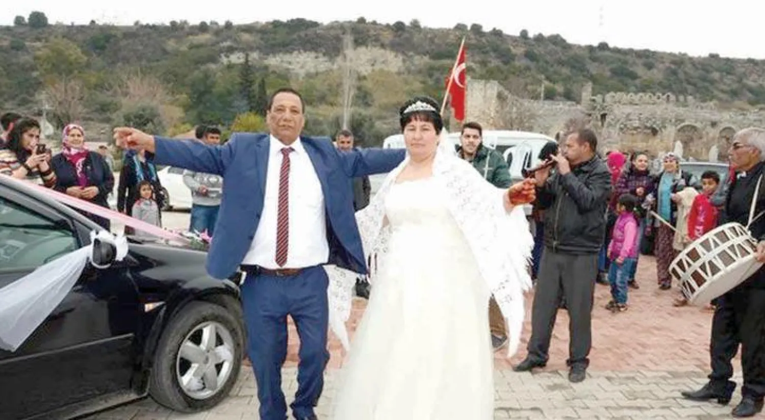 زوجان يحتفلان بزفافهما بعد 29 عامًا