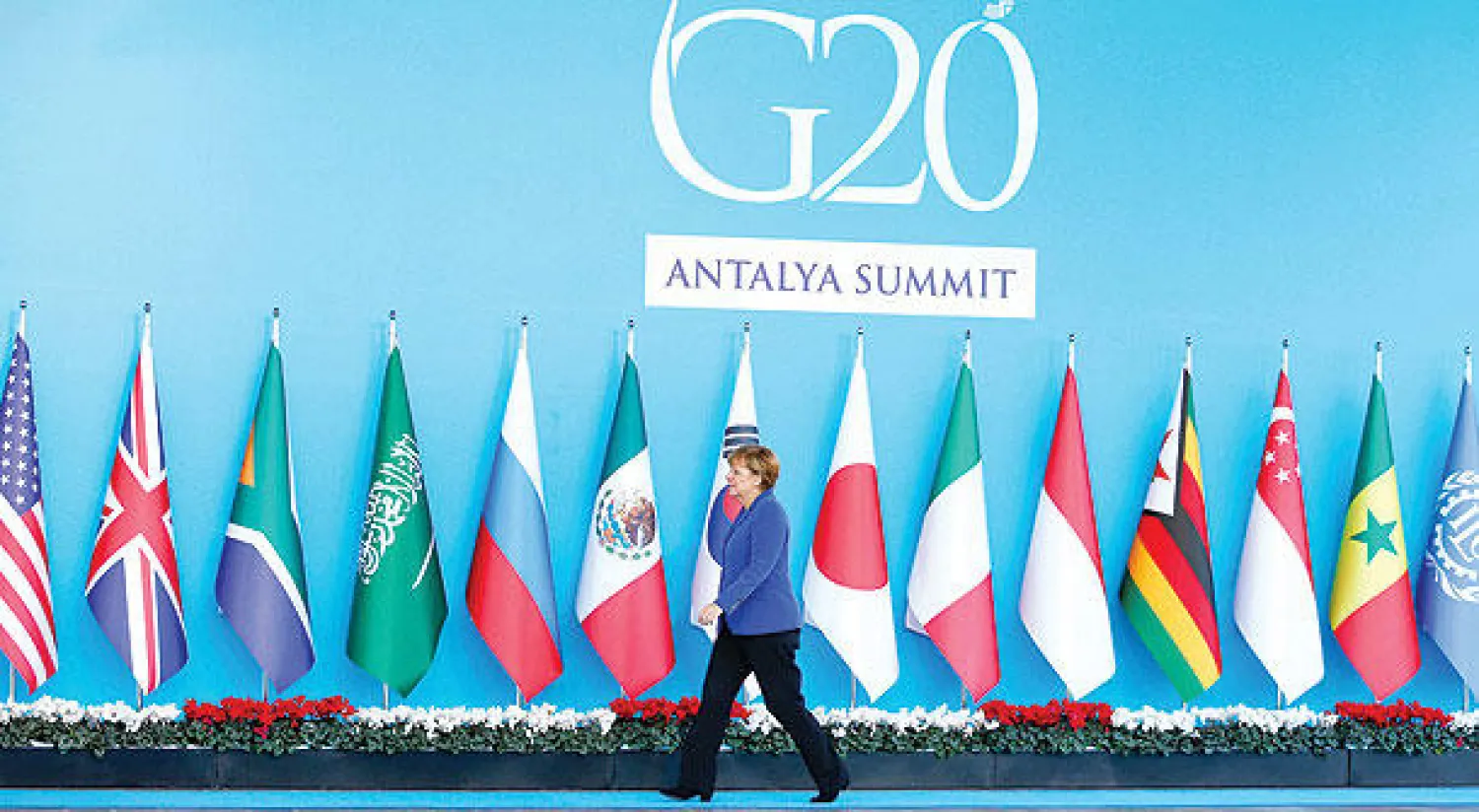 صورة أرشيفية لرئيسة قمة {العشرين} الحالية المستشارة الألمانية أنجيلا ميركل أثناء مشاركتها في قمة 2015بأنطاليا التركية (رويترز)