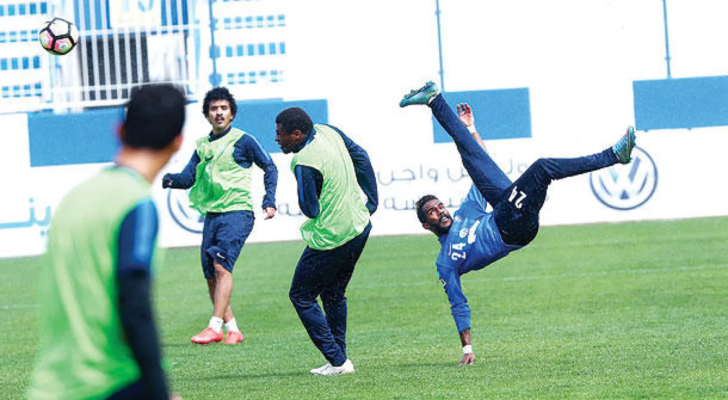 نواف العابد يسدد كرة مقصية في تدريبات الهلال أمس (المركز الإعلامي بنادي الهلال)