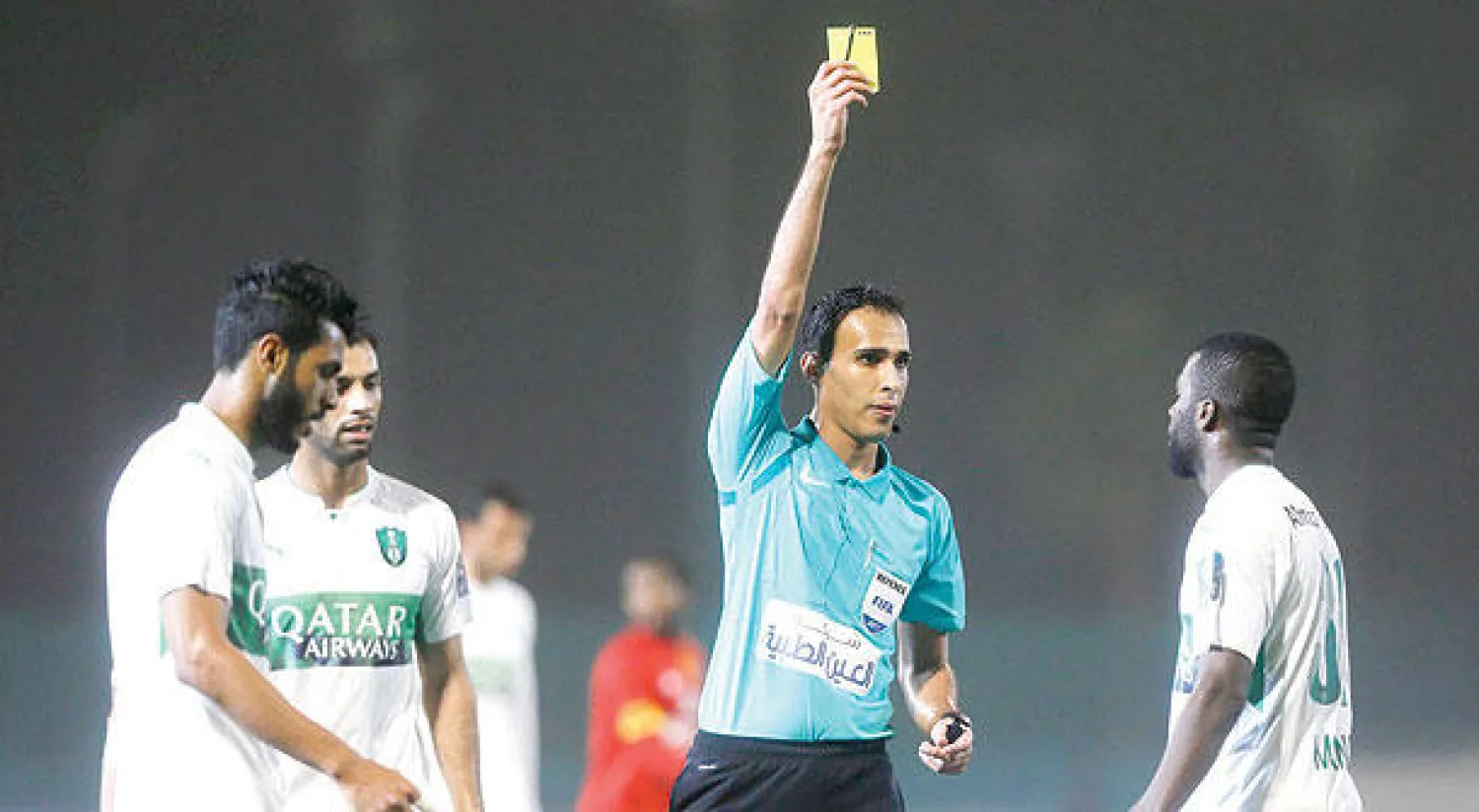 الطريس يشهر البطاقة الصفراء لمنصور الحربي في مباراة الأهلي أمام القادسية (تصوير: عيسى الدبيسي)