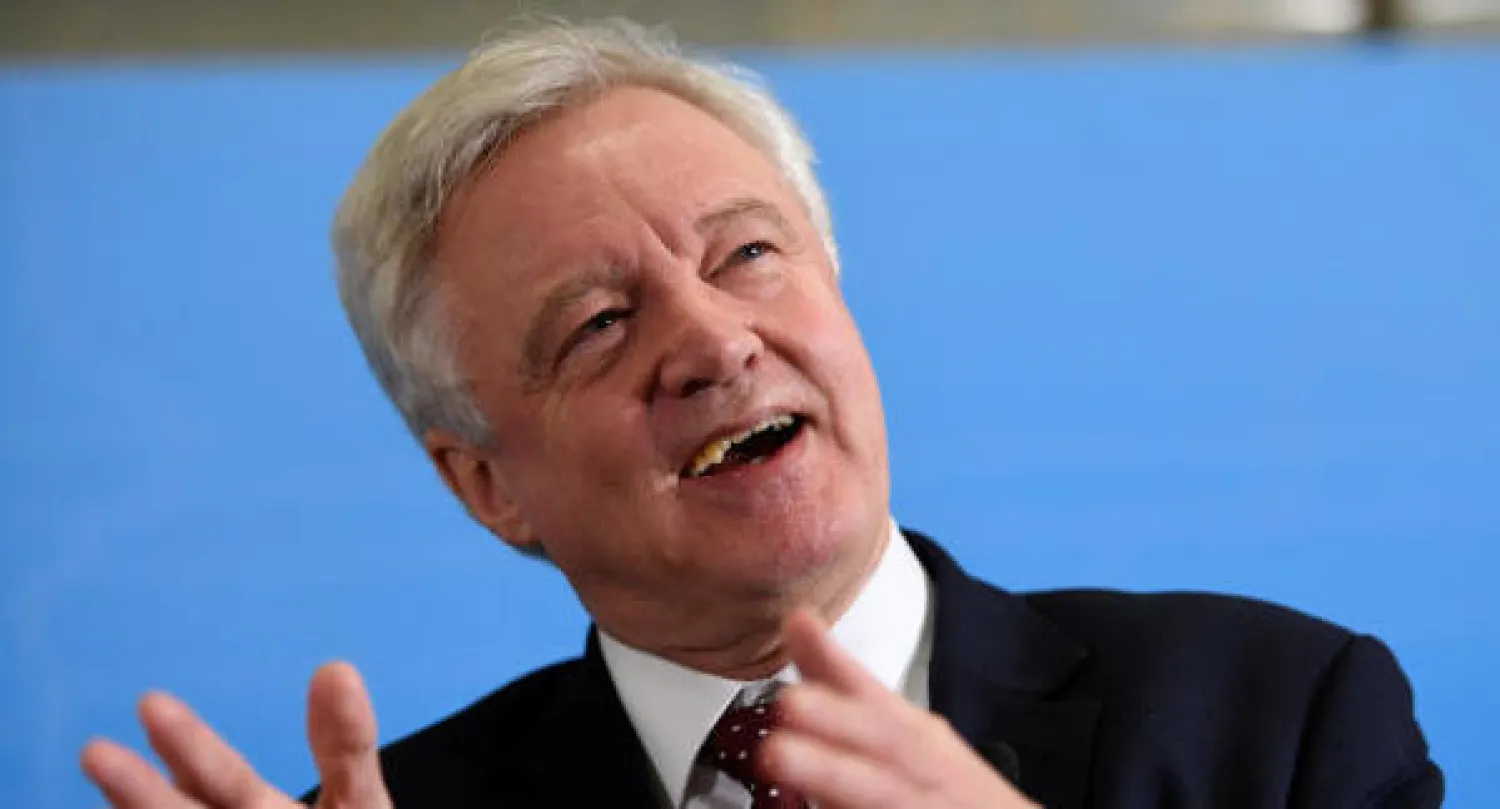 ديفيد ديفيس وزير الدولة البريطاني لشؤون الخروج من الاتحاد الأوروبي خلال مؤتمر صحافي في ستوكهولم (رويترز)