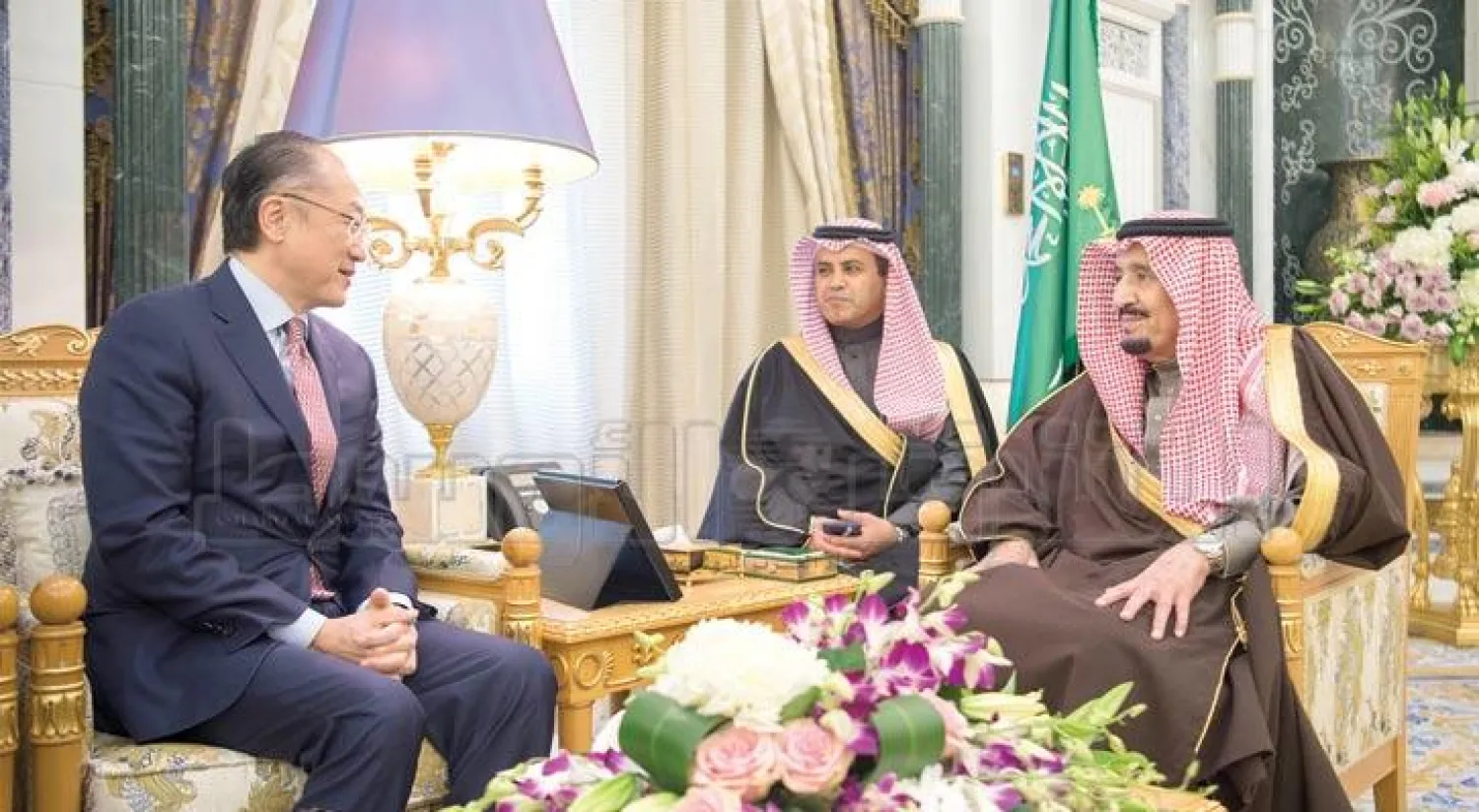 خادم الحرمين الشريفين الملك سلمان بن عبد العزيز لدى لقائه رئيس مجموعة البنك الدولي جيم كيم (تصوير: بندر الجلعود)