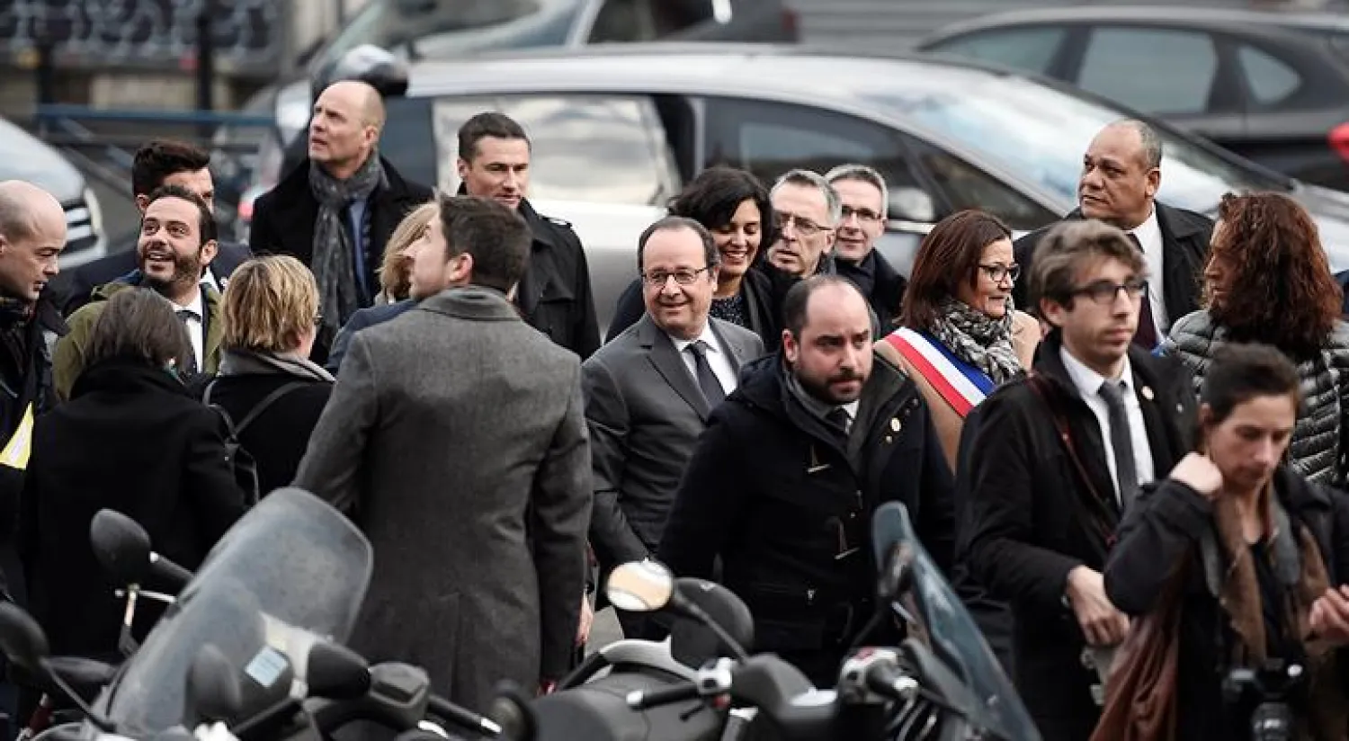 الرئيس الفرنسي فرانسوا هولاند خلال زيارته لاوبرفيلي إحدى ضواحي باريس (إ.ب.ا)