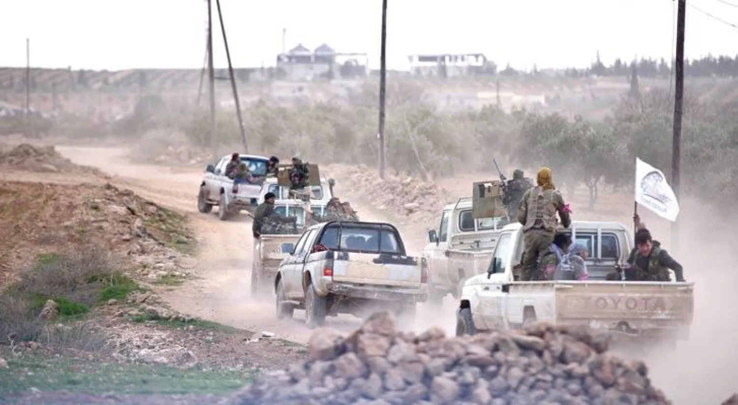 عناصر من الجيش السوري الحر يتقدمون نحو مدينة الباب بريف حلب، الأسبوع الماضي، ضمن قوات «درع الفرات» التي باتت تسيطر على جزء كبير من المدينة (غيتي)