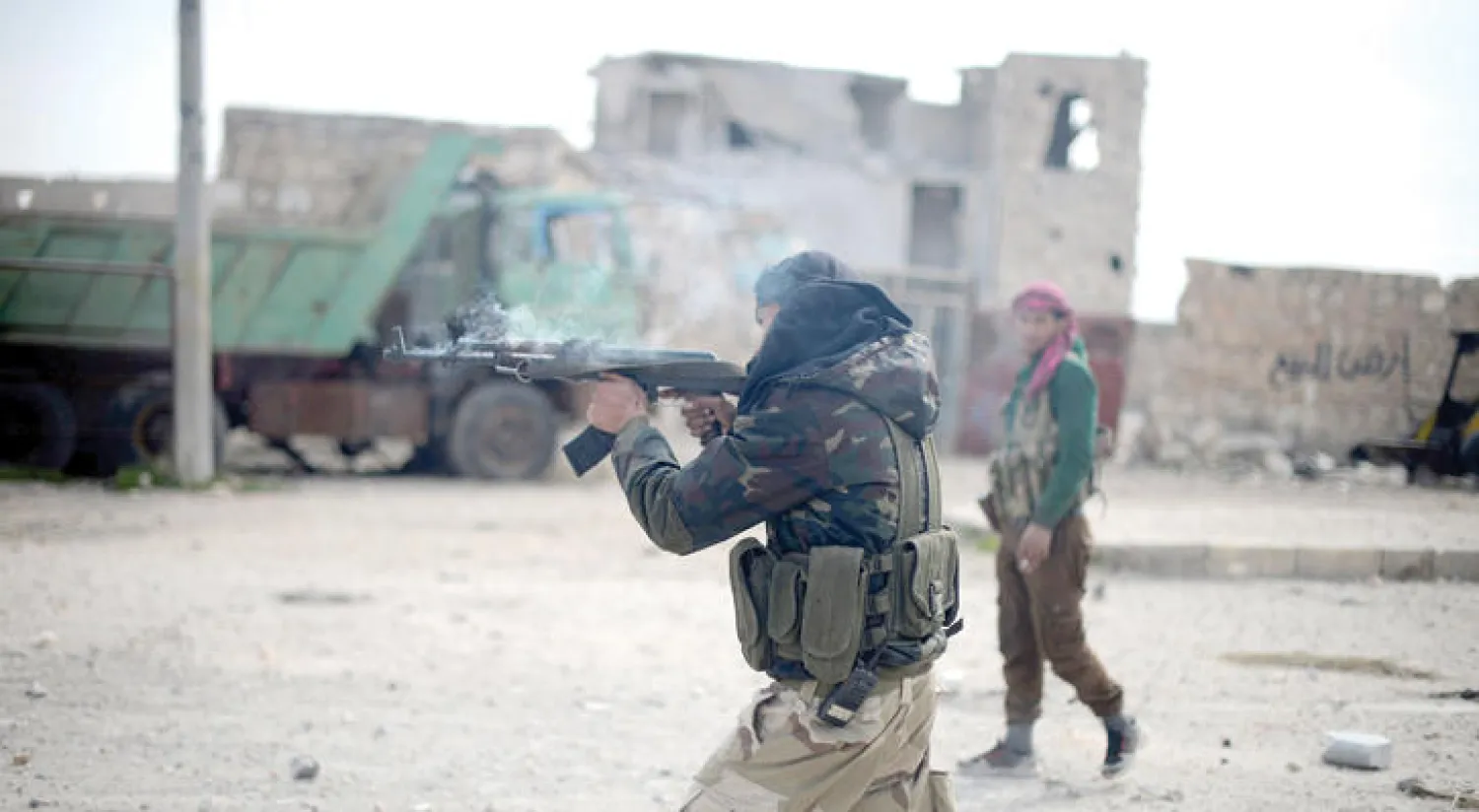 عنصر من الجيش السوري الحر في موقع الهجوم على تمركز «داعش» بمدينة الباب ضمن مسار معركة الفرات (غيتي)