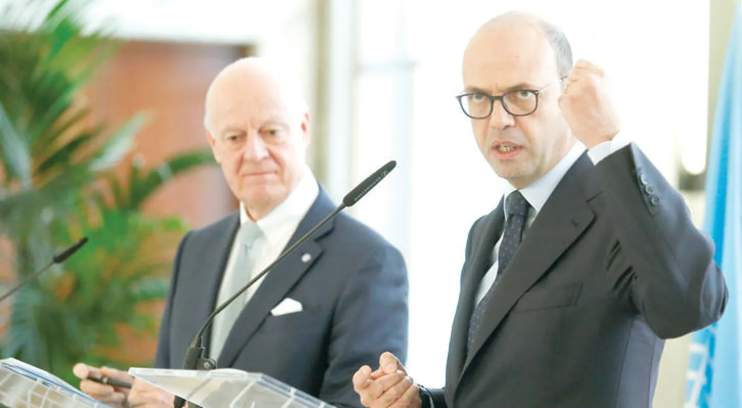 دي ميستورا خلال مؤتمر صحافي مع وزير خارجية إيطاليا أنجلينو ألفانو في روما أمس (رويترز)