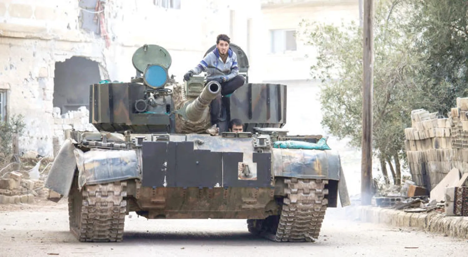 مقاتل من الفصائل المعارضة على دبابة في المناطق غير الخاضعة لسلطة النظام في درعا (أ.ف.ب)