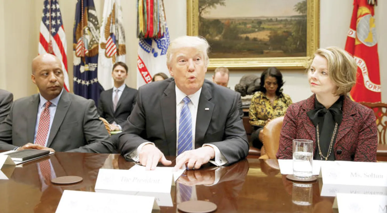 الرئيس الأميركي يشارك في نقاش مع مسؤولين في قطاع التجزئة في البيت الأبيض أمس (رويترز)