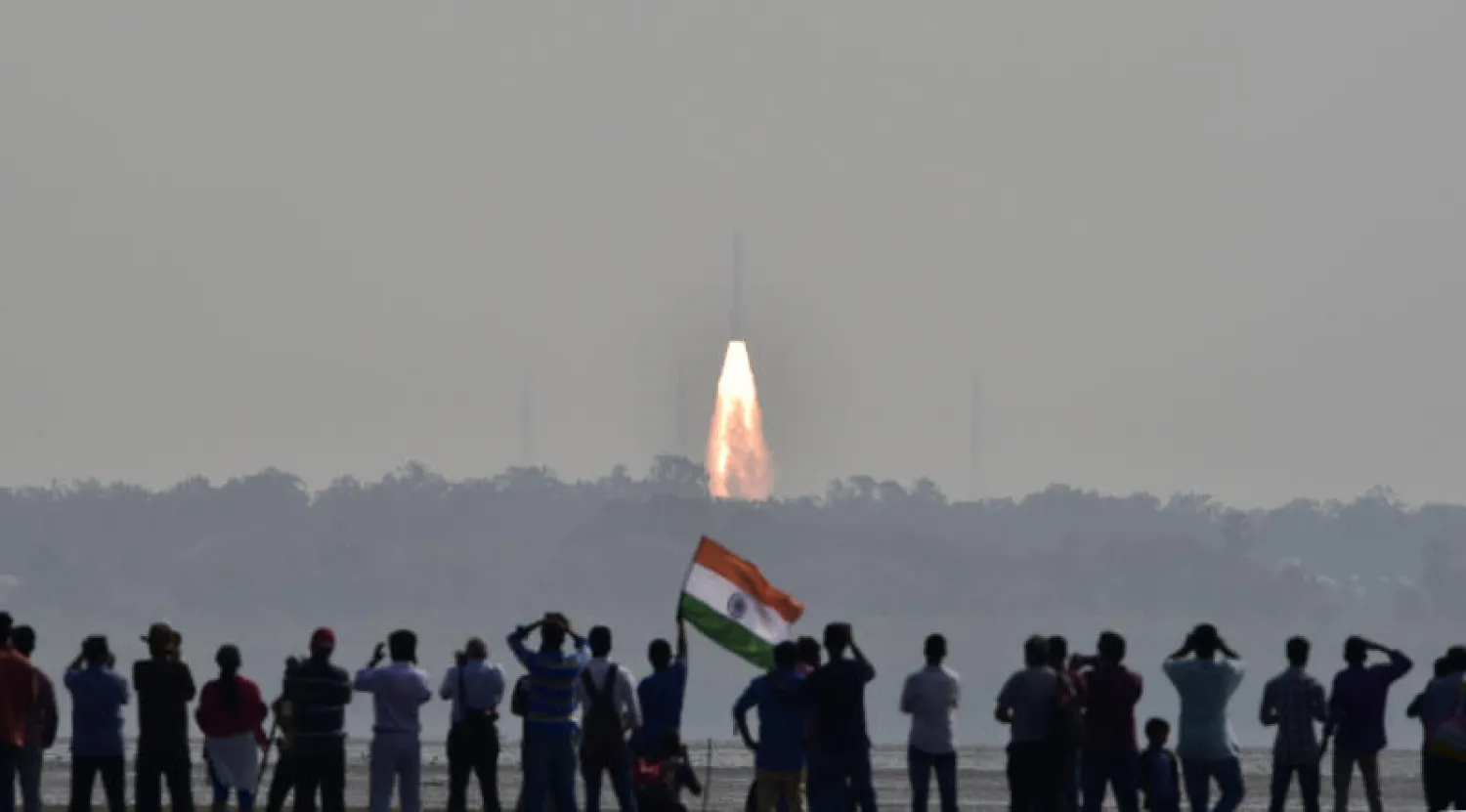 مركبة اطلاق السواتل القطبية خلال اطلاقها الأقمار الصناعية بصاروخ واحد (رويترز)