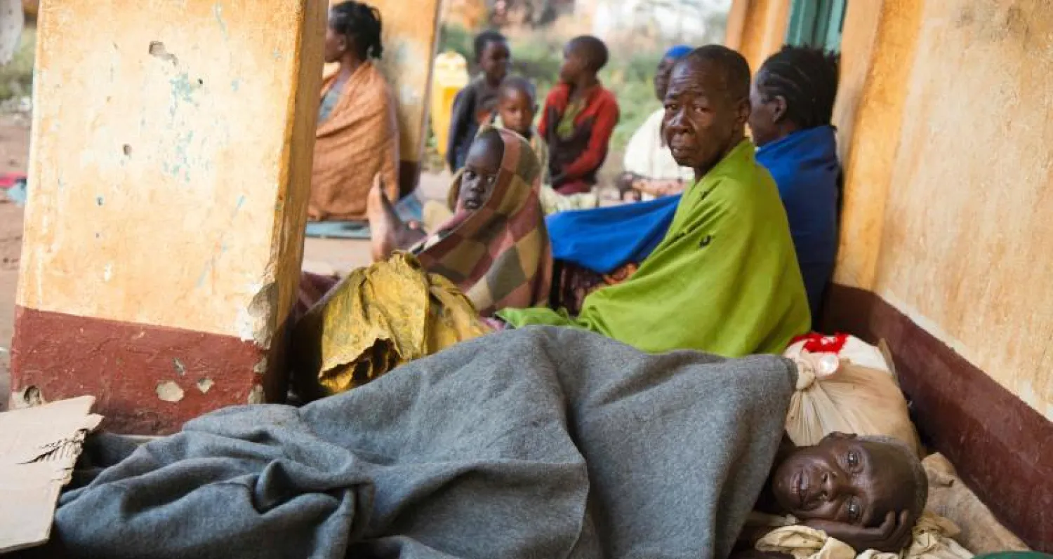 مشردون يتلقون علاجًا بإحدى المدارس في منطقة يامبيو أجبرتهم الحرب على مغادرة قراهم (أ.ف.ب)