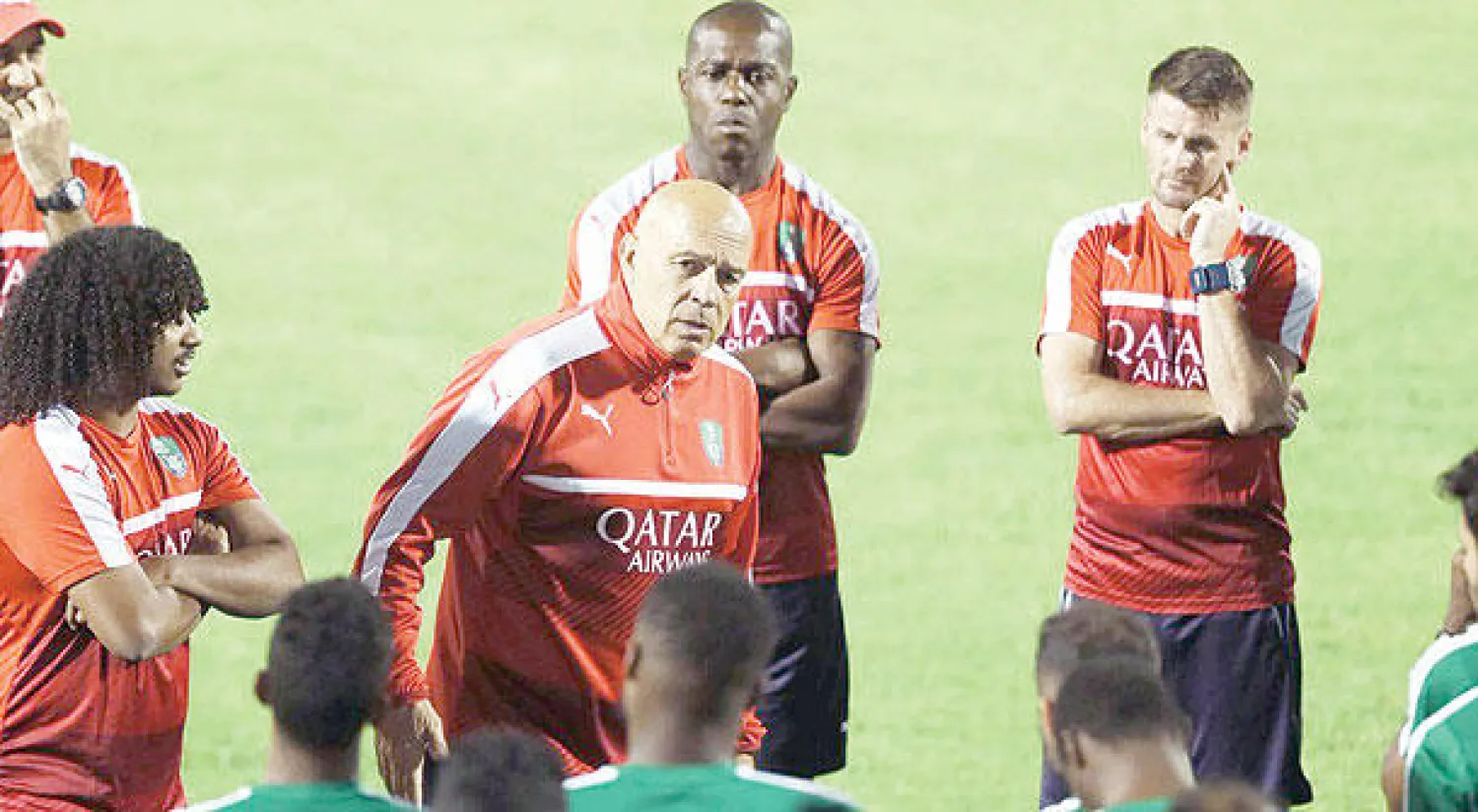 غروس خلال حديثه مع لاعبي الأهلي (المركز الإعلامي بالنادي الأهلي)