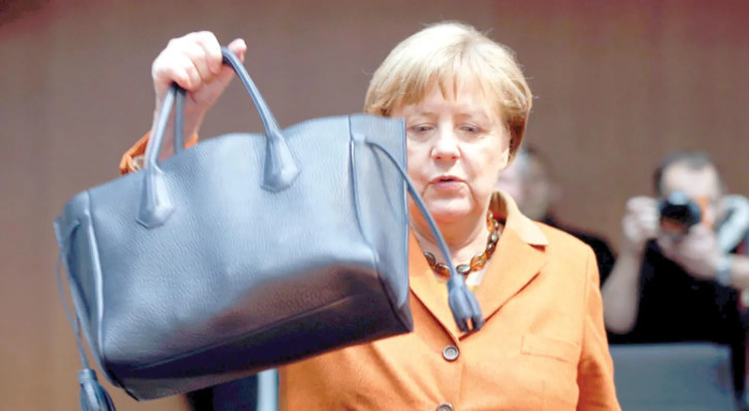 المستشارة الألمانية أنجيلا ميركل لدى وصولها أمس للمثول أمام لجنة التحقيق البرلمانية (رويترز)