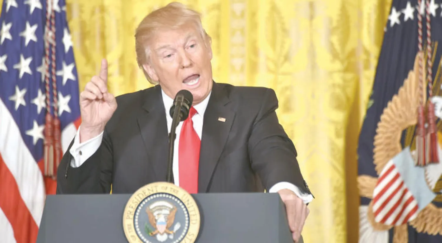 الرئيس الأميركي يخاطب الصحافيين في مؤتمر صحافي بالبيت الأبيض أمس (أ.ف.ب)