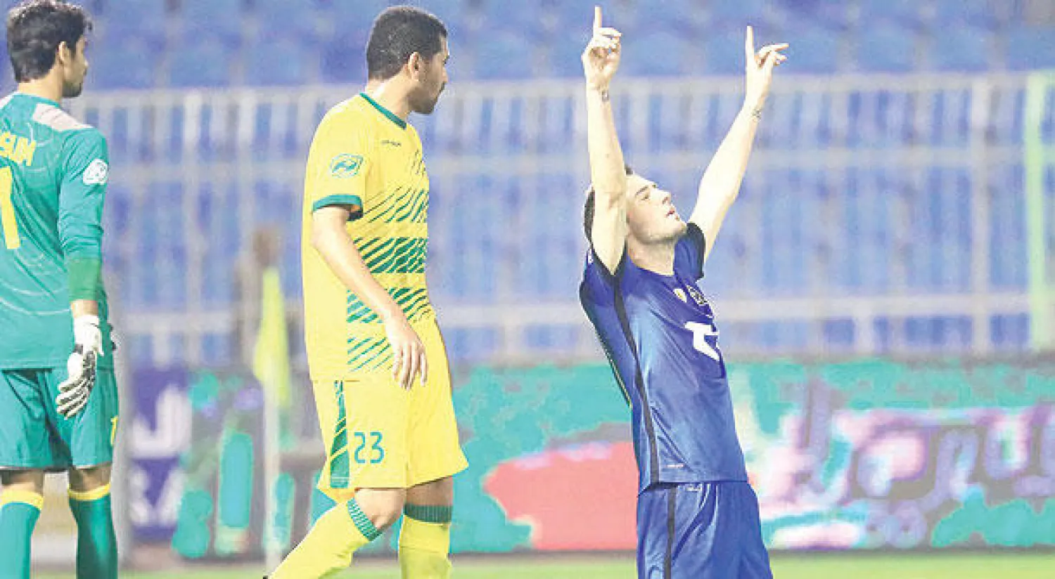 فرحة ليو بوناتيني بهدفيه أمس في شباك الخليج (تصوير: علي العريفي)