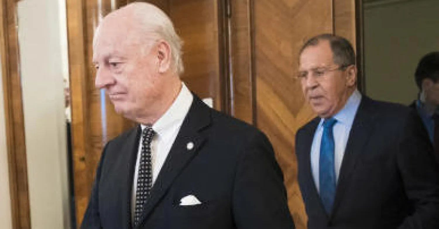 مبعوث الأمم المتحدة الخاص لسوريا ستيفان دي ميستورا ووزير الخارجية الروسي سيرغي لافروف (إ.ف.ب)