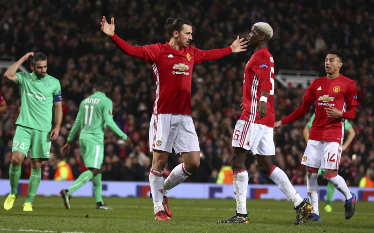 زلاتان إبراهيموفيتش يحتفل مع زملائه بعد التسجيل في سان اتيان الفرنسي في ذهاب دور الـ32 للدوري الأوروبي (أ ب)