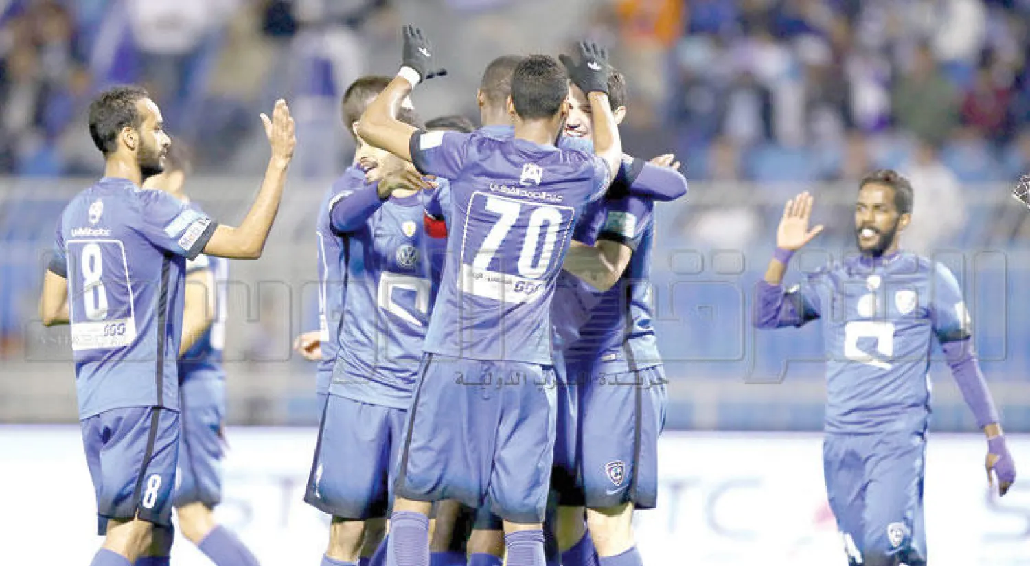 لاعبو الهلال يحتفلون بأحد أهدافهم في مرمى الخليج (تصوير: بدر الحمد)