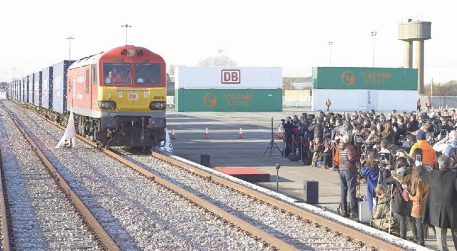 أول قطار صيني محملا بالبضائع وصل إلى لندن الشهر الماضي... لندن أصبحت المدينة الـ15 التي تصلها خدمة الشحن التي تؤمنها شركة السكك الحديدية الصينية العامة ضمن مشروع إحياء طريق الحرير القديم (أ.ف.ب)