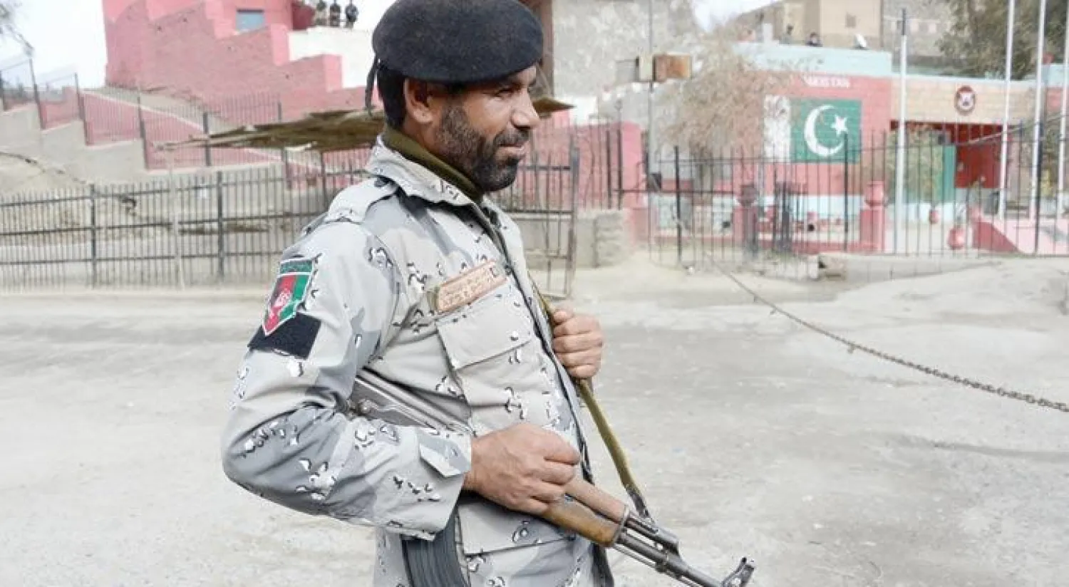 جندي أفغاني في معبر طورخم الحدودي بعد إغلاق الحدود الباكستانية الأفغانية منذ أول من أمس (أ.ف.ب)