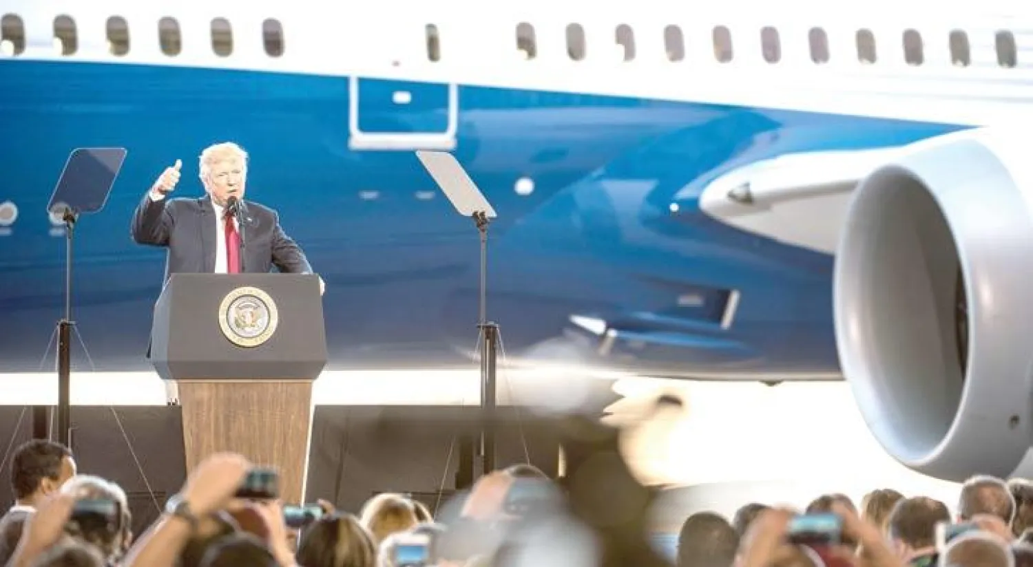 الرئيس الأميركي دونالد ترمب يخاطب موظفي «بوينغ» في ساوث كارولينا أول من أمس (غيتي)