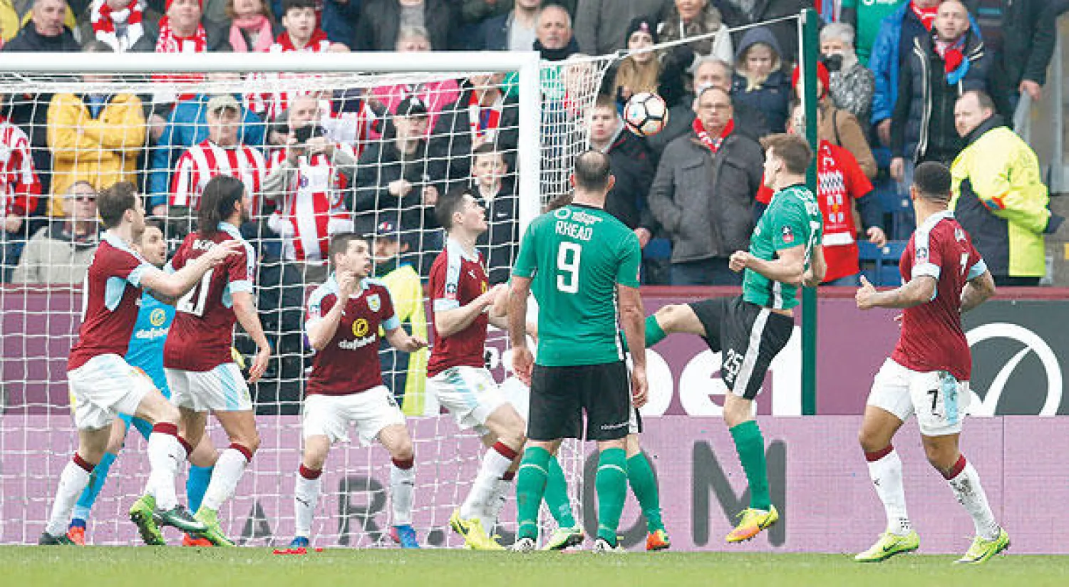 شون راغيت (الثاني من اليمين) يسجل الهدف الحاسم للينكولن سيتي قبل دقيقة واحدة من نهاية المباراة (رويترز)