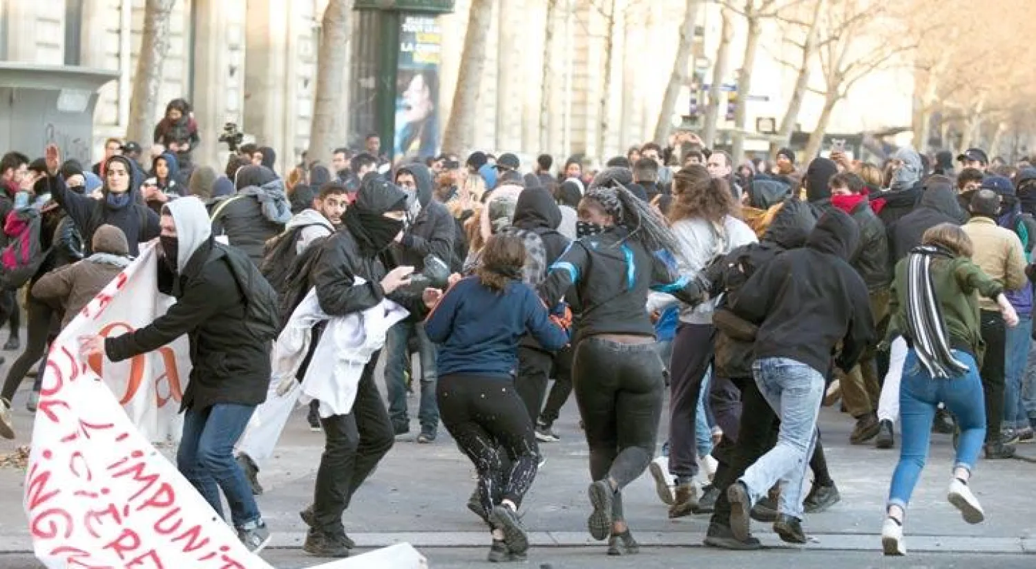 جانب من مظاهرات باريس احتجاجًا على اغتصاب رجل شرطة لشاب عشريني قبل أسبوعين (إ.ب.أ)