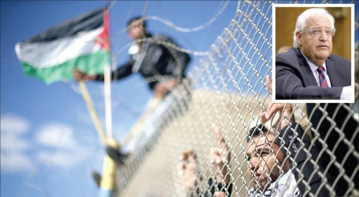 ديفيد فريدمان - فلسطينيون يقفون خلف سور سلكي في انتظار أقارب لهم عند معبر رفح أمس (رويترز)