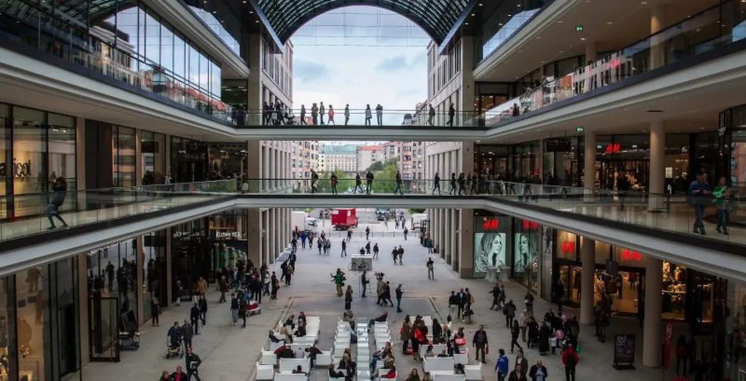 متسوقون بأحد المراكز التجارية  في برلين (أ.ف.ب)